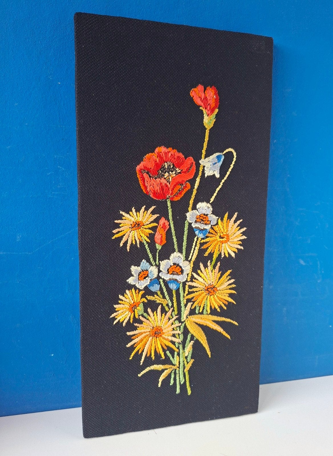 Vintage borduurwerk met wilde bloemen/jaren, Ophalen of Verzenden, Gebruikt, Wandhanger
