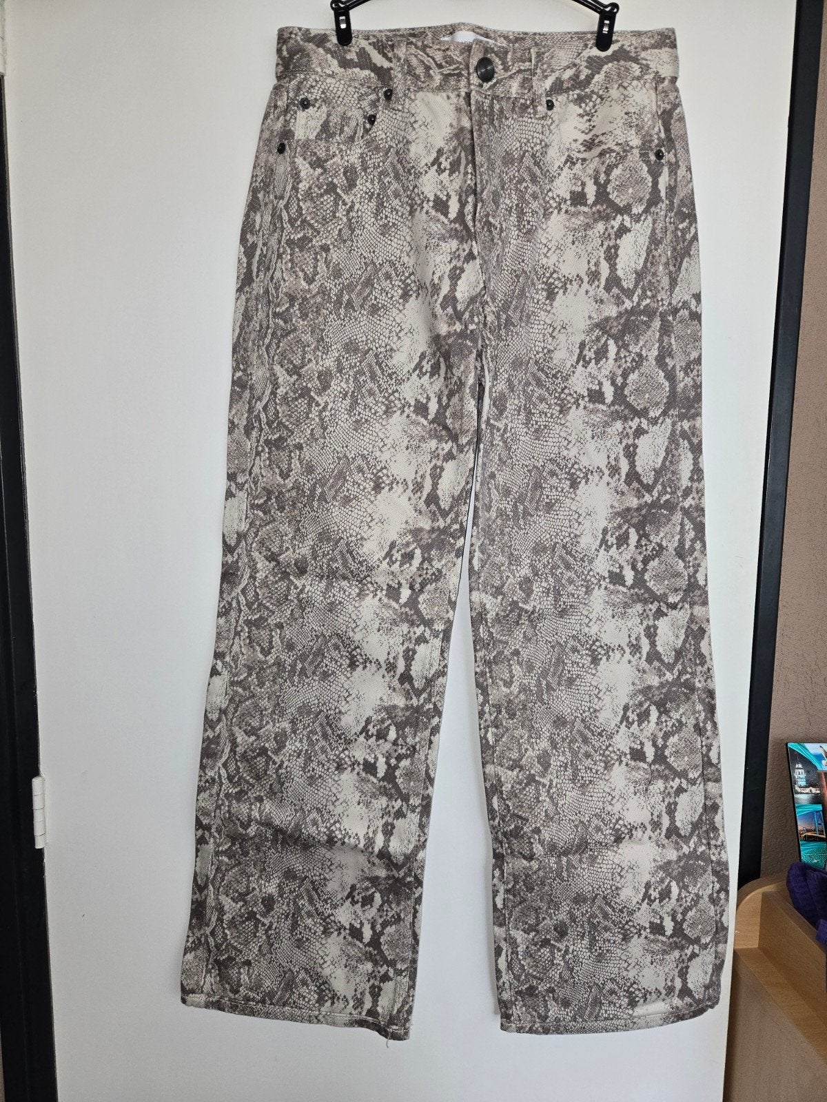 Stradivarius broek met slangenprint, Kleding | Dames, Broeken en Pantalons, Maat 38/40 (M), Beige, Ophalen of Verzenden, Zo goed als nieuw
