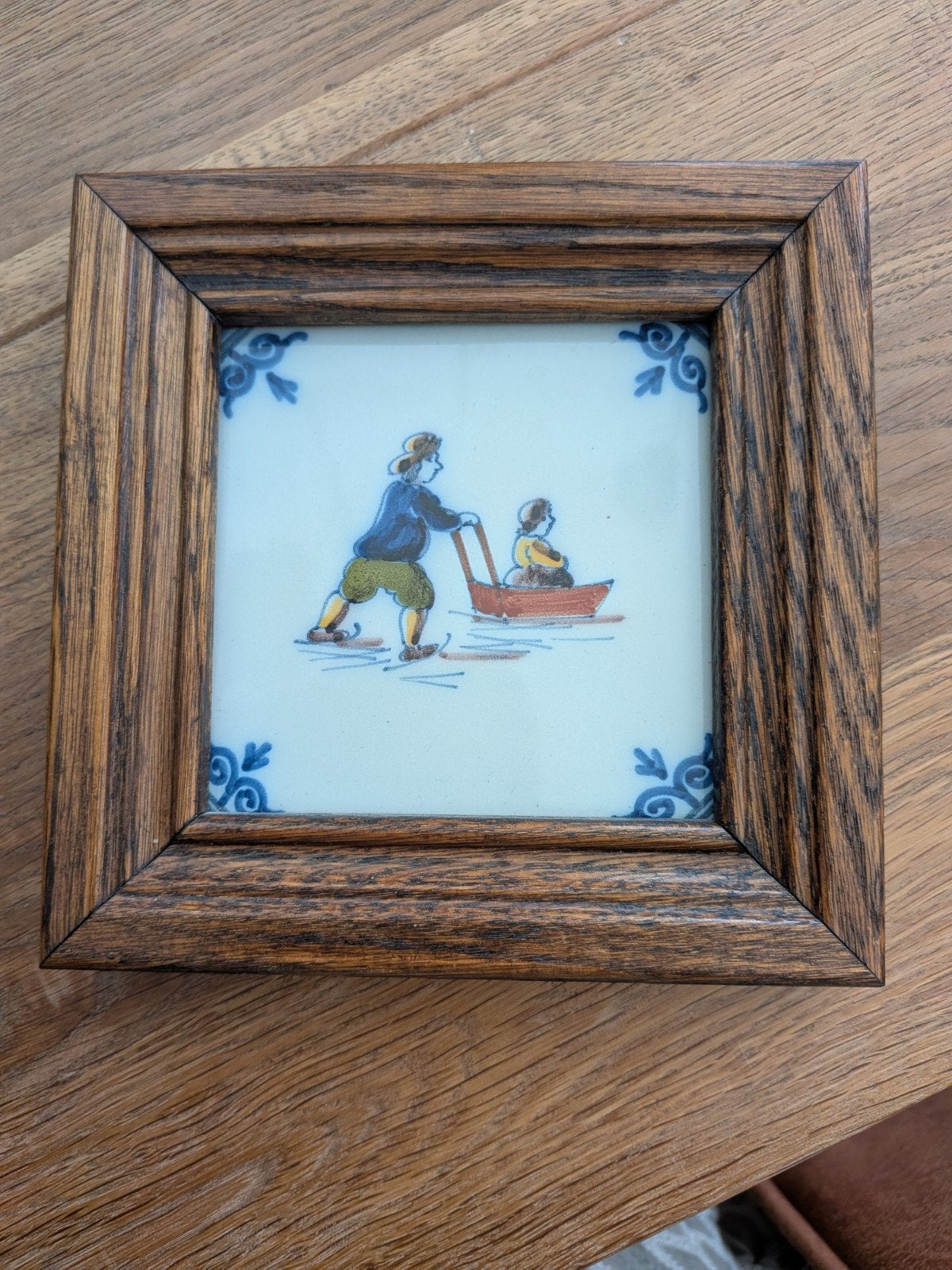 Ingelijste Makkumer tegel: Schaatsende figuren, Antiek en Kunst, Ophalen