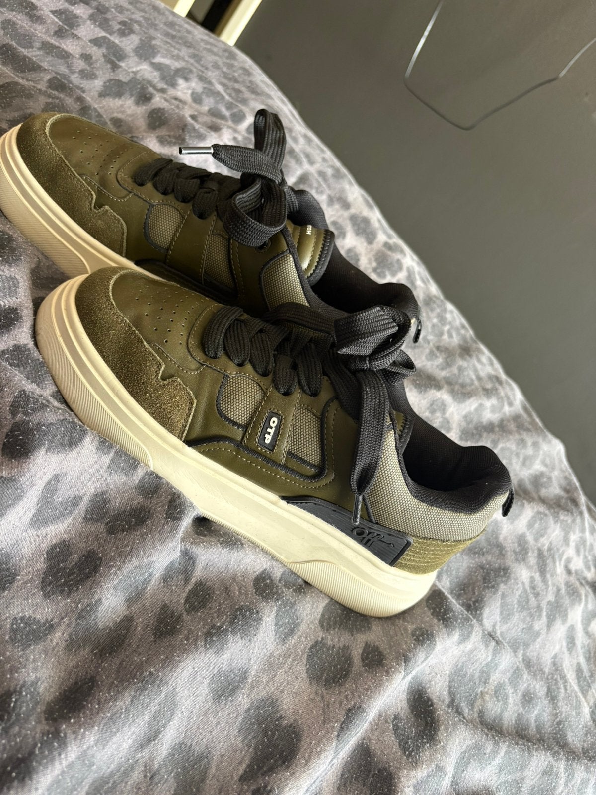 Off the pitch schoenen nieuw !, Ophalen of Verzenden, Zo goed als nieuw, Zwart