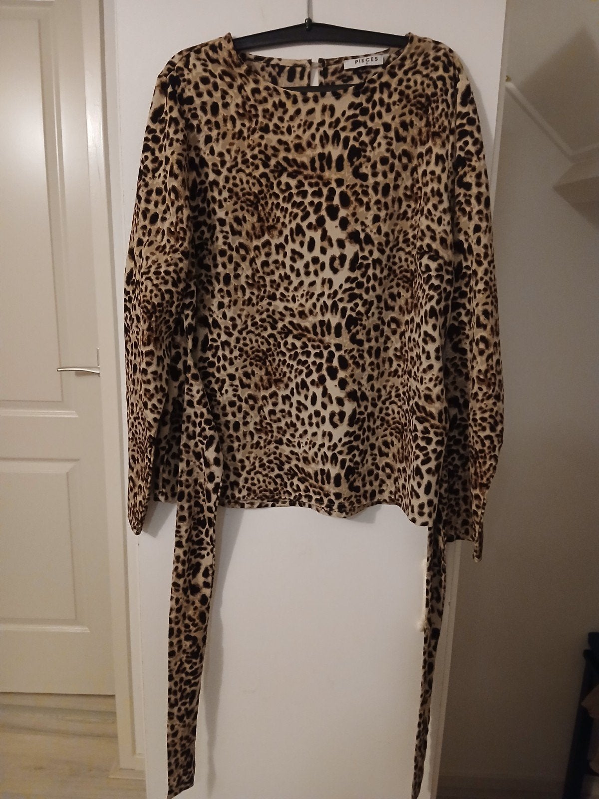Pieces Blouse met Luipaardprint en Strik – Maat S, Kleding | Dames, Ophalen, Meerkleurig, Maat 36 (S), Gedragen