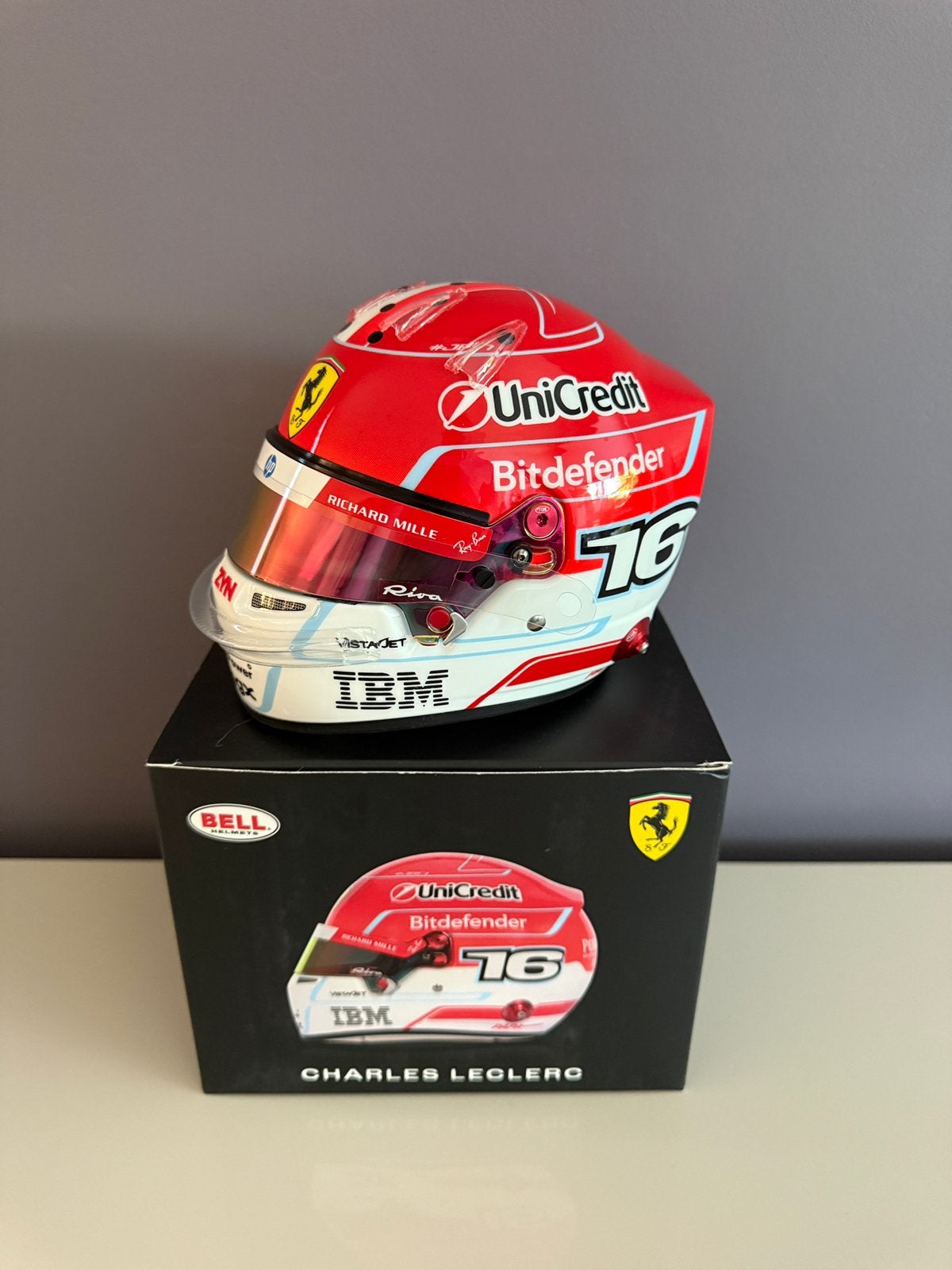 Silverstone Livery 2026 1:2 Helm Charles Leclerc Ferrari F1, Ophalen of Verzenden, Zo goed als nieuw, Formule 1