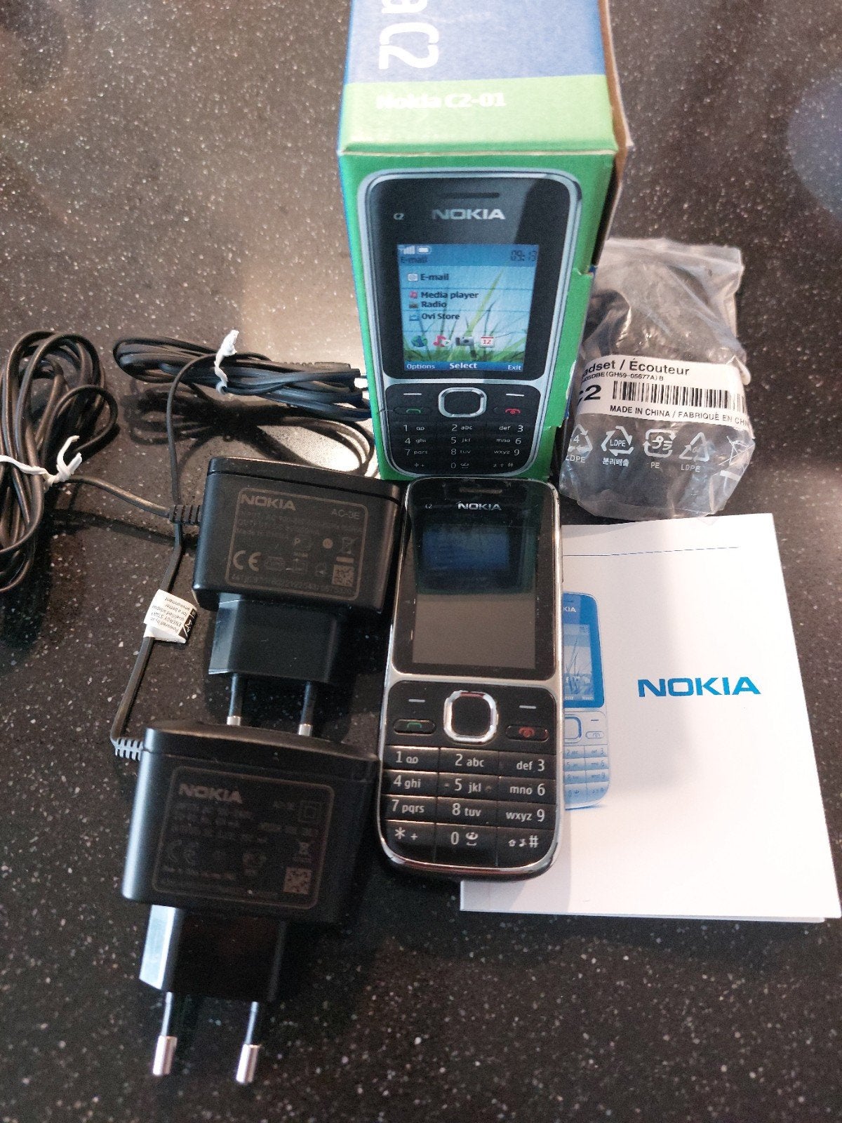 Nokia C2 -01 met 2 originele opladers, oortjes, Telecommunicatie, Gebruikt, Zwart, Fysiek toetsenbord, 3 tot 6 megapixel