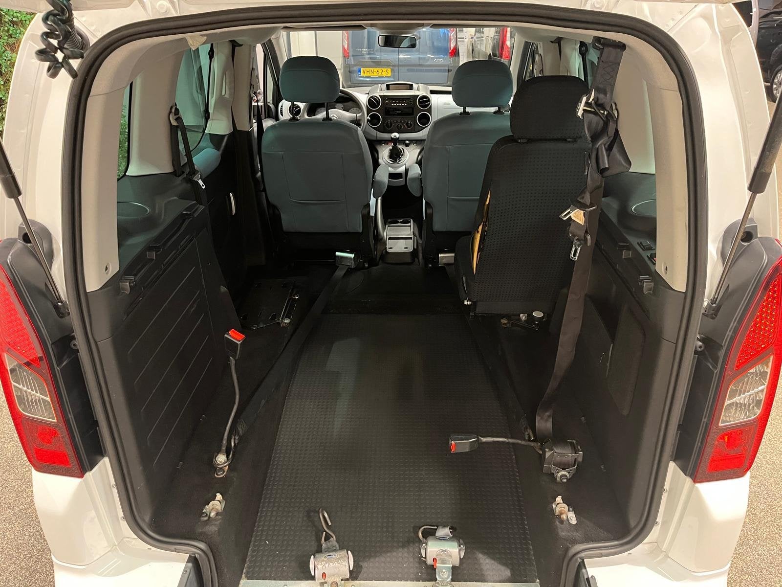 Citroen Berlingo Rolstoelauto 3+1, Gebruikt, Zwart, Wit, 1598 cc