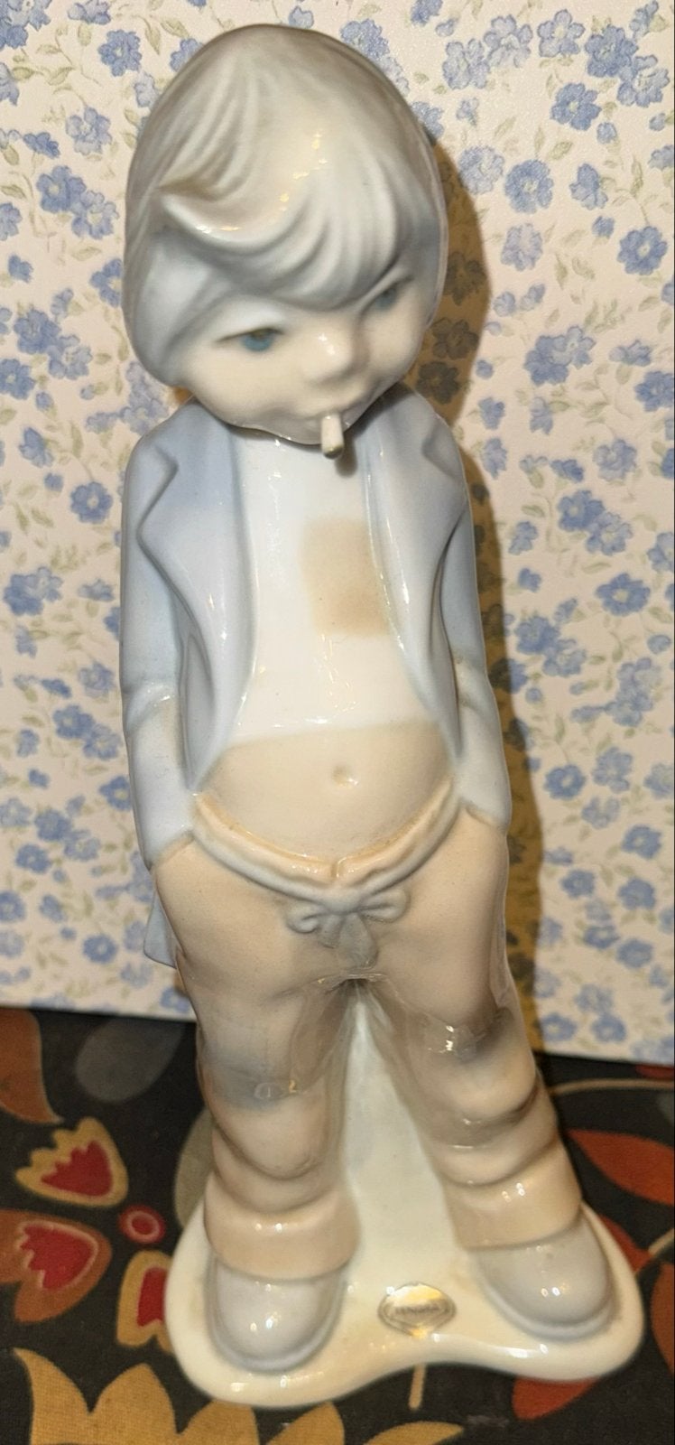 Vintage Porseleinen Beeldje Jongen met Sigaret - 23 cm Hoog, Ophalen of Verzenden, Gebruikt, Mens