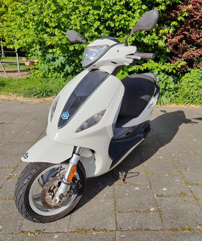 Piaggio new fly 2014 start niet sinds winter, Fietsen en Brommers, Scooters | Piaggio, Ophalen, Gebruikt, Benzine, Fly