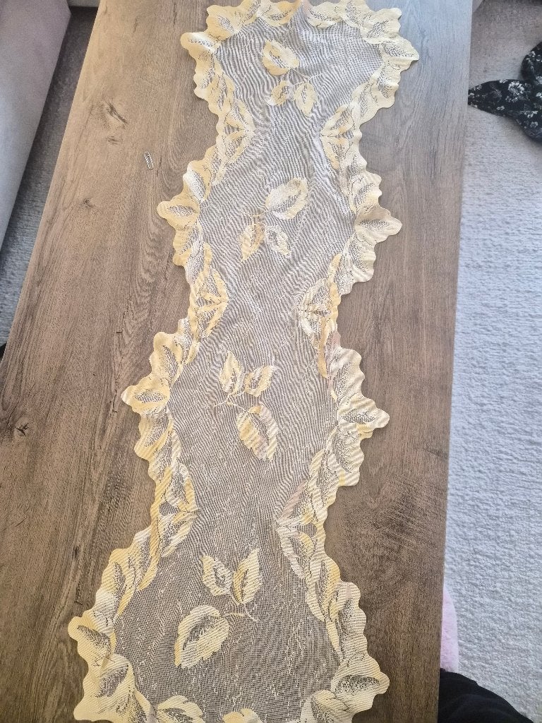 NIEUW. 2 goudkleurige tafelkleden, Nieuw, Ophalen of Verzenden, Afwasbaar, Rechthoek