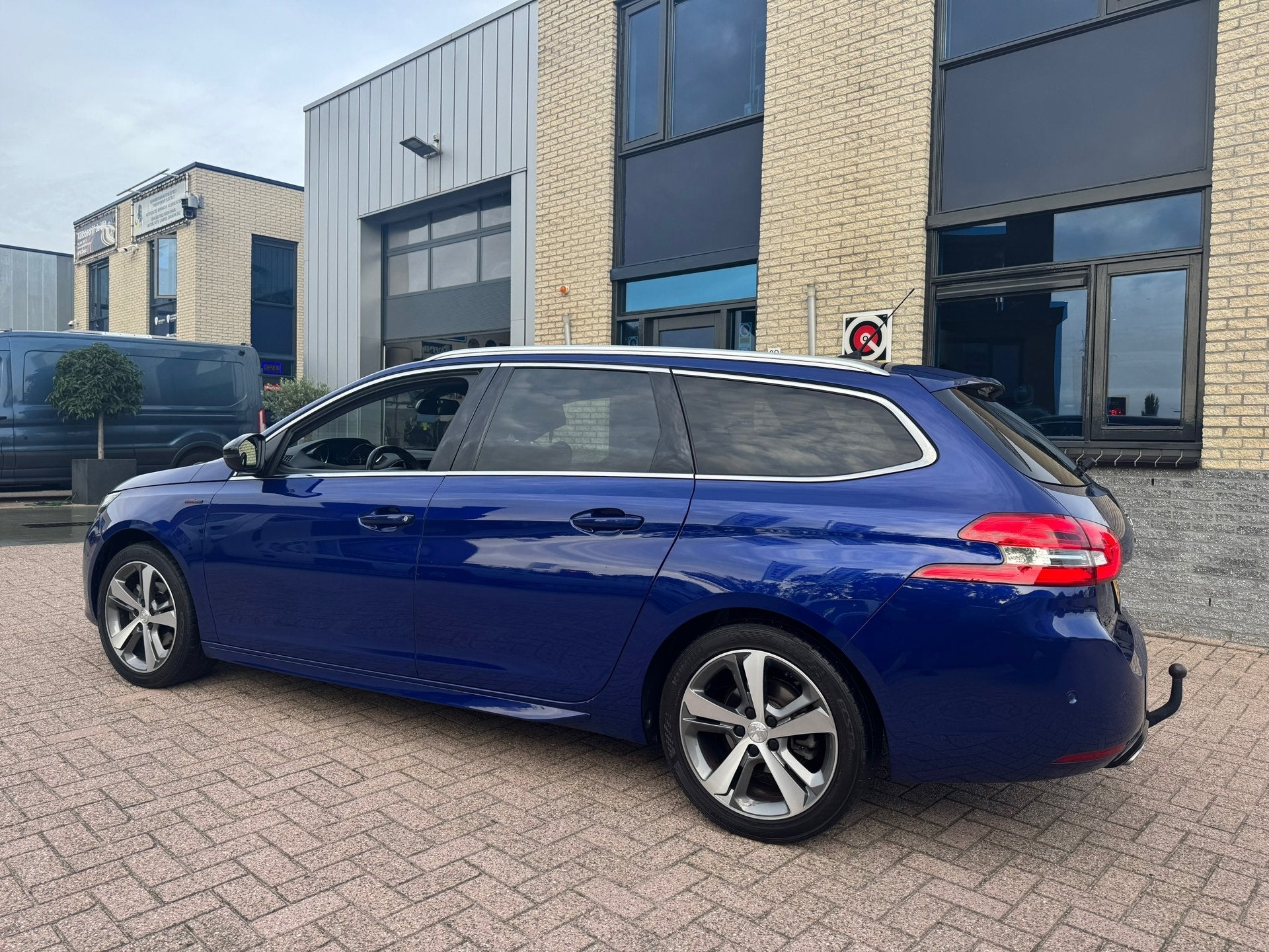 Peugeot 308 SW 1.2 PureTech GT-line-pano-trekhaak-carplay, Auto's, Voorwielaandrijving, Dealer onderhouden, Gebruikt, Euro 6