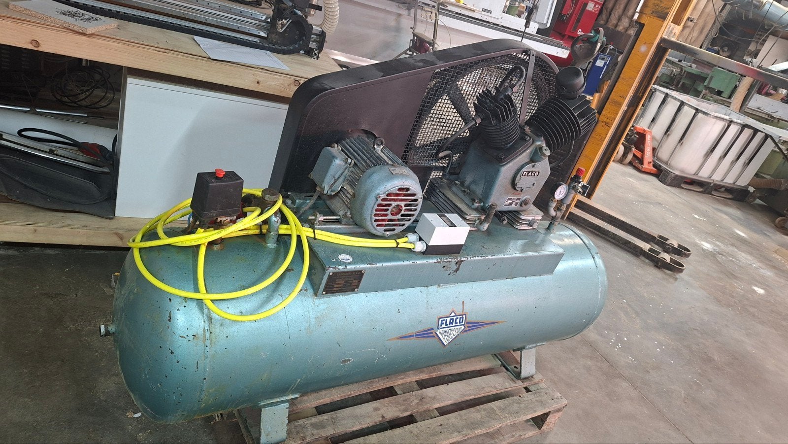 FLACO Professionele Zuigercompressor 350L - Krachtstroom, Doe-het-zelf en Verbouw, 100 liter of meer, Ophalen, Gebruikt, 10 bar of meer