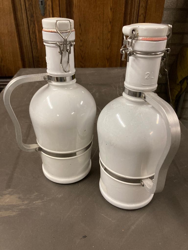 2 afsluitbare stenen flessen van 2 liter - Samen 7 euro, Antiek en Kunst, Curiosa en Brocante, Ophalen of Verzenden