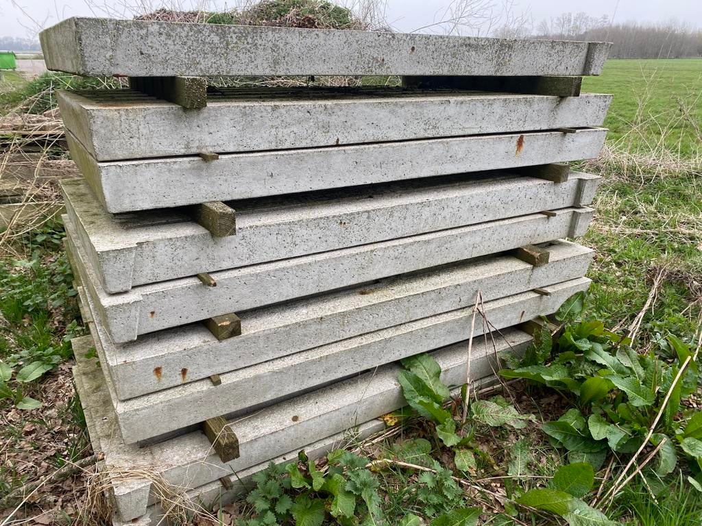 13 renovatie roosters, Stalling