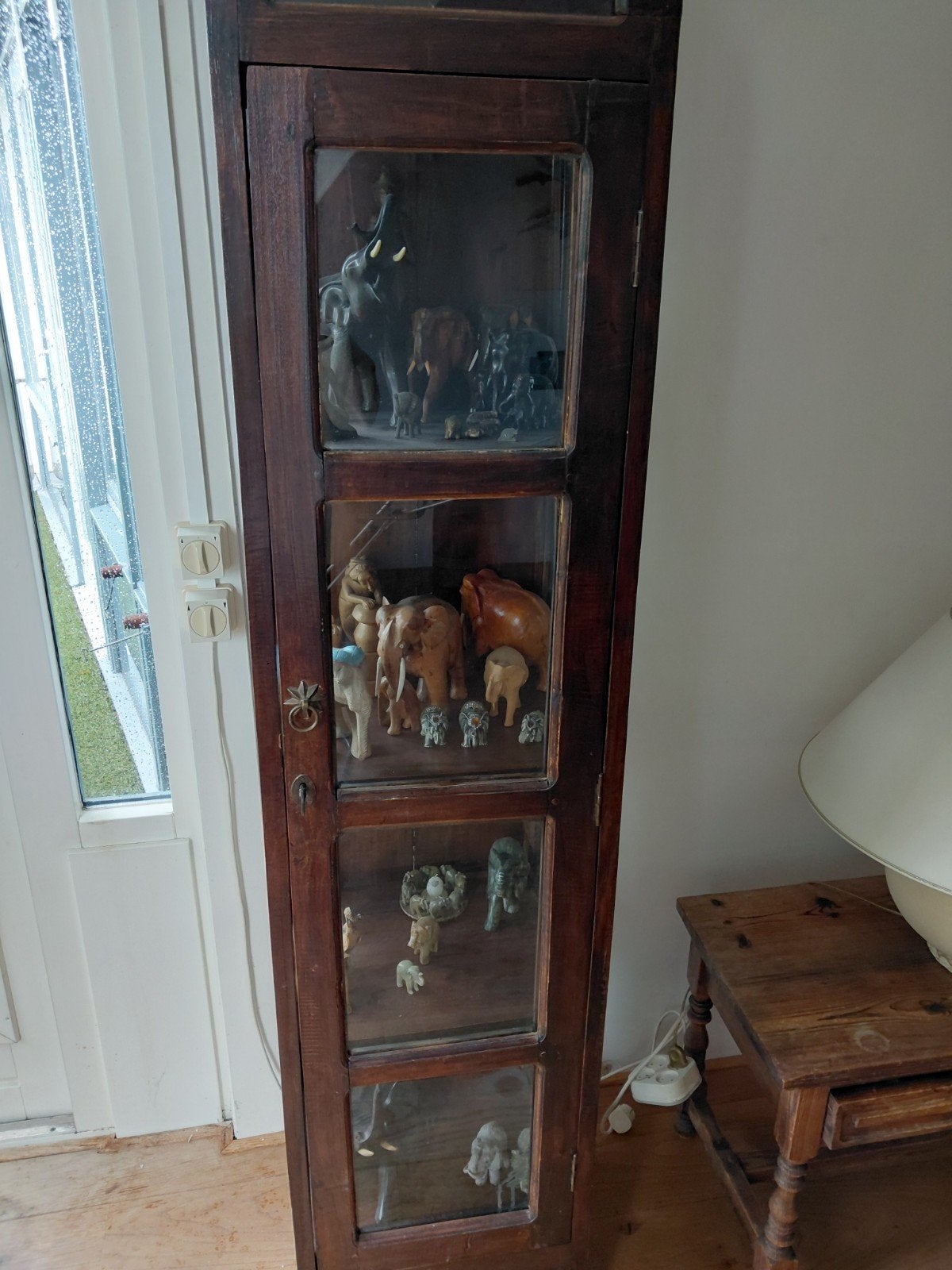 Vitrinekast met diverse olifantenbeeldjes, Ophalen, Minder dan 50 cm, Exotisch, Wereldse kunst, Verzamelaarsitem, Overige houtsoorten