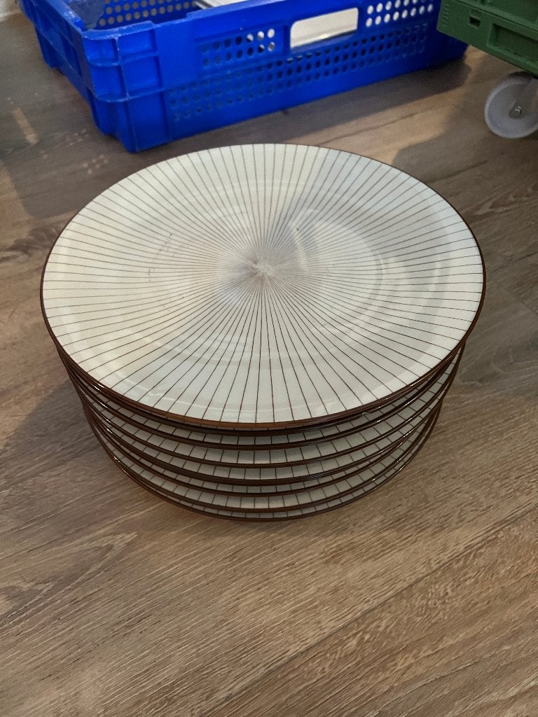 9 borden, wit met bruin patroon, 275 mm diameter, Ophalen of Verzenden, Zo goed als nieuw, Bord(en), Overige stijlen