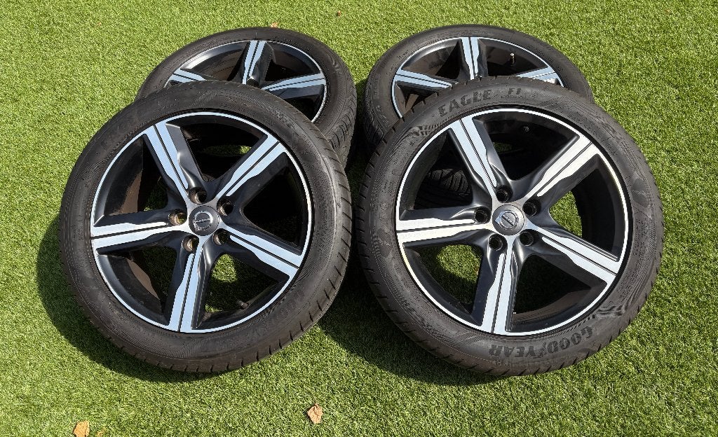 Originele Volvo Ixion III velgen 17 inch met zomerbanden, Auto-onderdelen, Banden en Velgen, Ophalen, Gebruikt, Velg(en), 17 inch