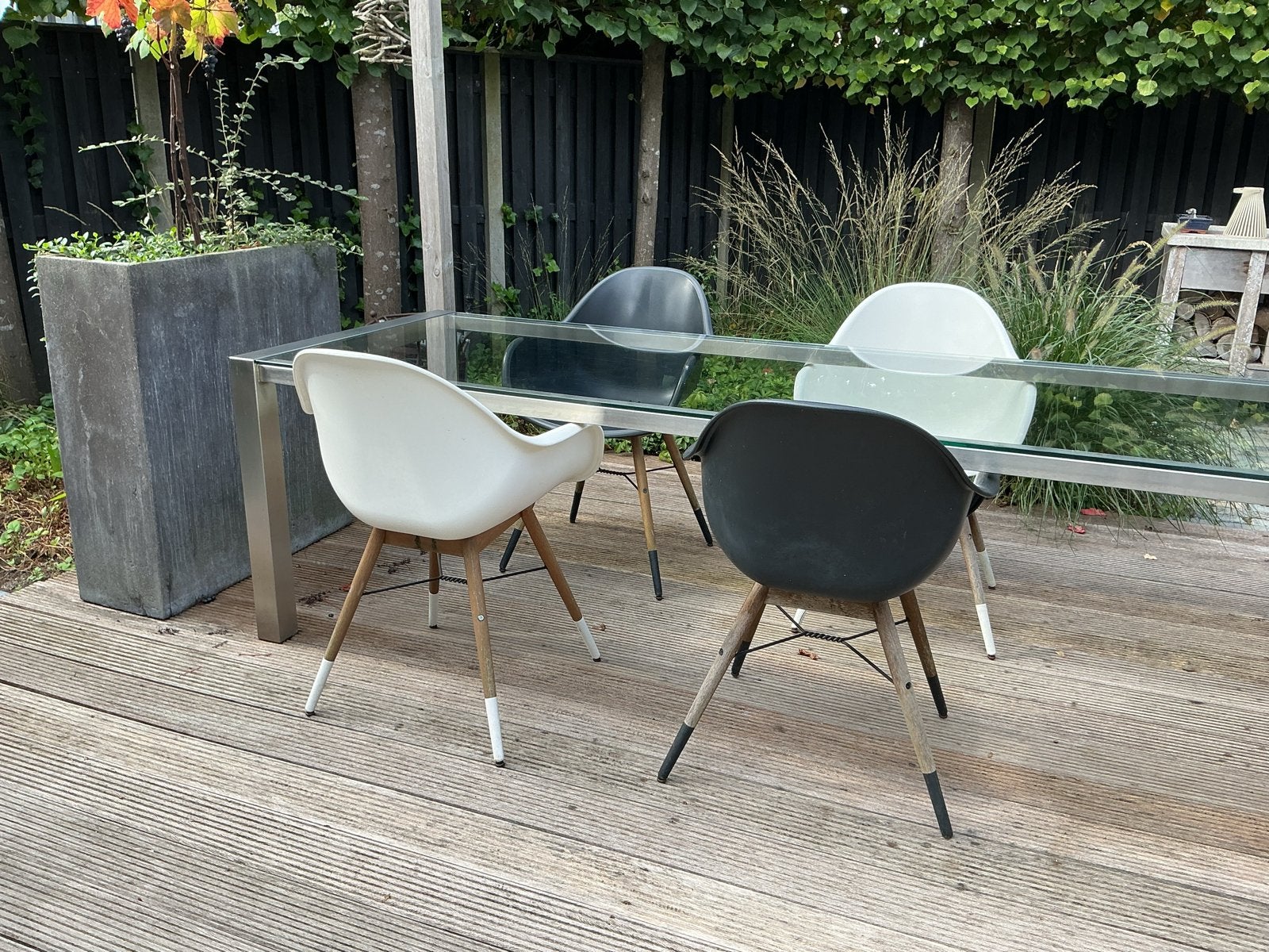 Set van 4 Tuinstoelen - Wit en Zwart Design, Ophalen, Gebruikt, Kunststof