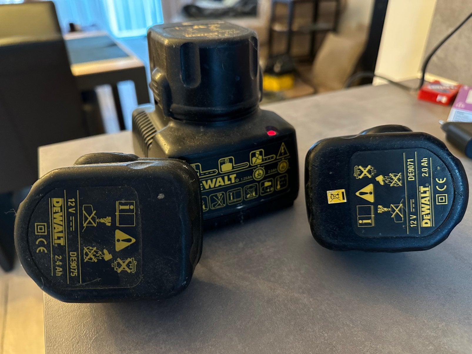 3x DeWalt 12v accu’s + oplader, Gebruikt