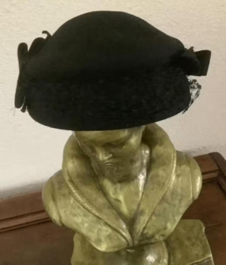 Zwart vilten hoedje met leuke tuille details, Ophalen of Verzenden, Zo goed als nieuw, One size fits all, Hoed