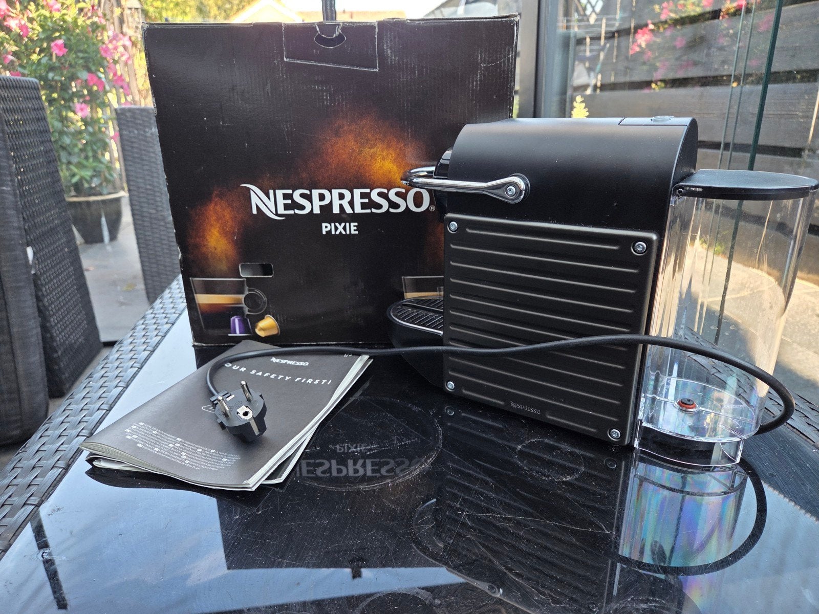 Nespresso koffiezetapparaat pixie titanium weinig gebruikt, Koffiemachine, Ophalen of Verzenden, Zo goed als nieuw, 1 kopje