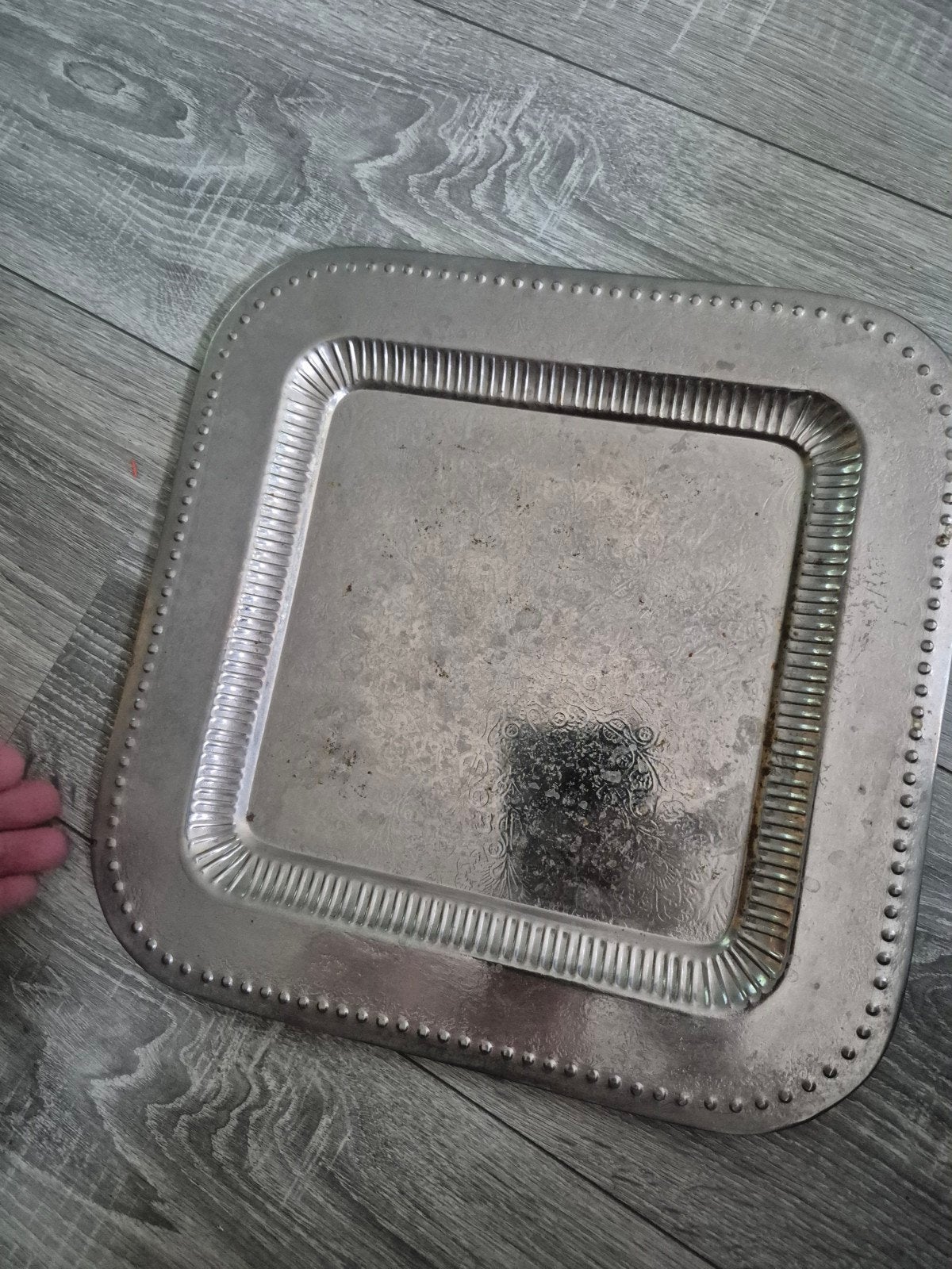 Zilverkleurig dienblad met sierlijke rand en patroon, Huis en Inrichting, Gebruikt, Met opstaande rand, Vierkant, Ophalen of Verzenden