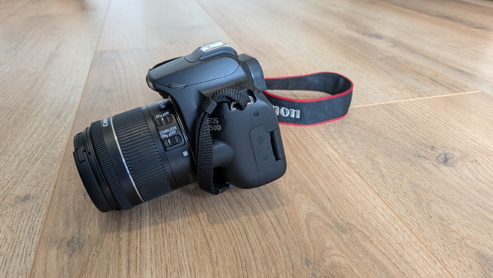 Canon EOS 250D spiegelreflexcamera met 18-55mm lens