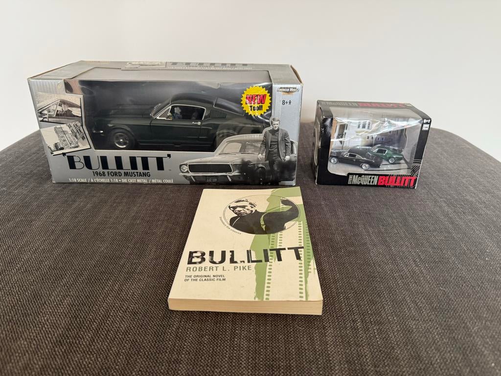 Ford Mustang Bullitt schaal 1:18 en 1:64 met boek, Hobby en Vrije tijd, Modelauto's | 1:18, Ophalen of Verzenden, Zo goed als nieuw