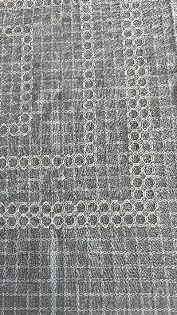 Tafelkleed grijs en wit geborduurd  1,50 x 1,20 cm, Ophalen of Verzenden, Zo goed als nieuw, Geborduurd, Rechthoek
