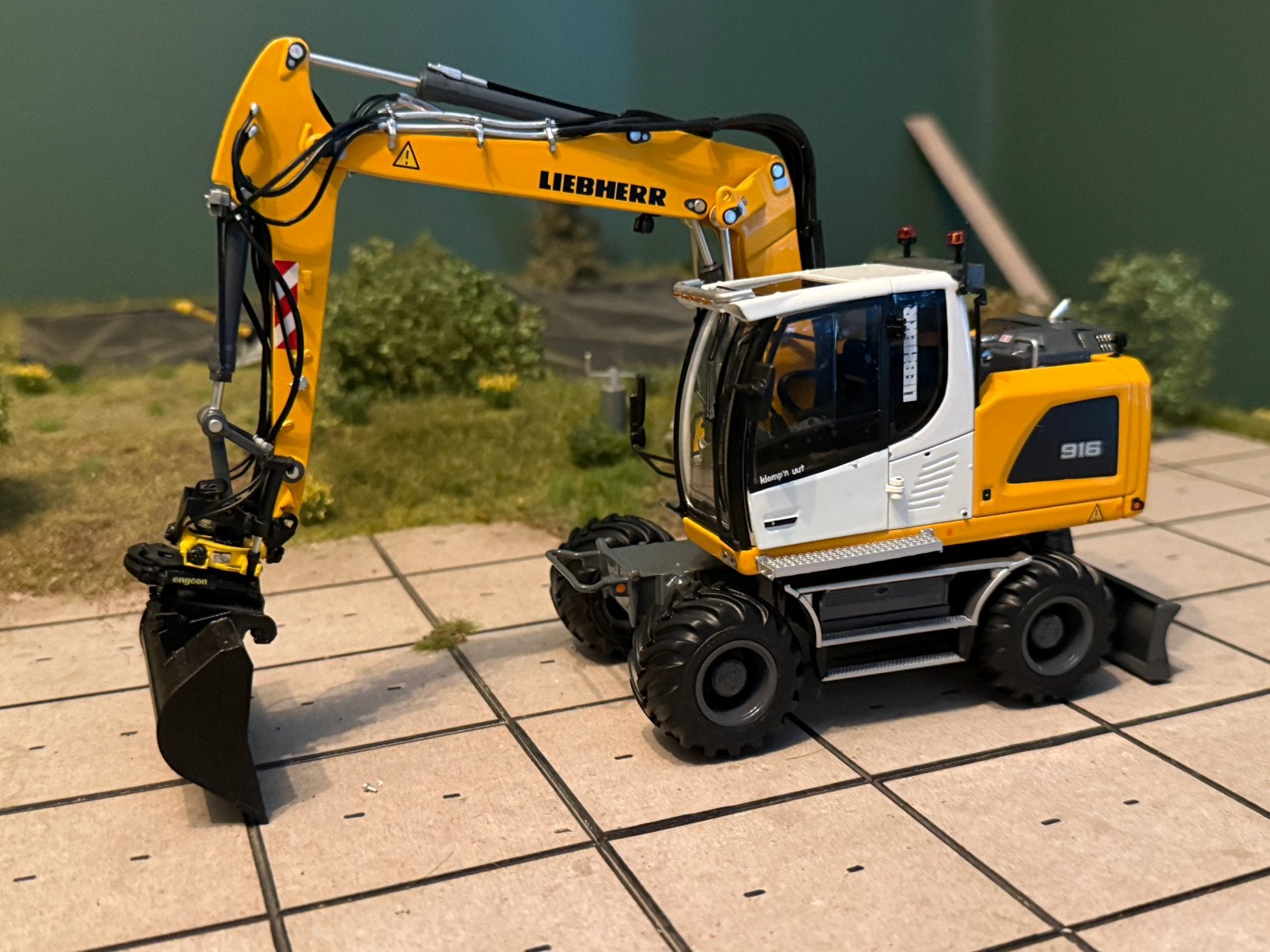 Liebherr a916 verbouwd 1:32, Ophalen of Verzenden, Zo goed als nieuw, Tractor of Landbouw, Overige merken