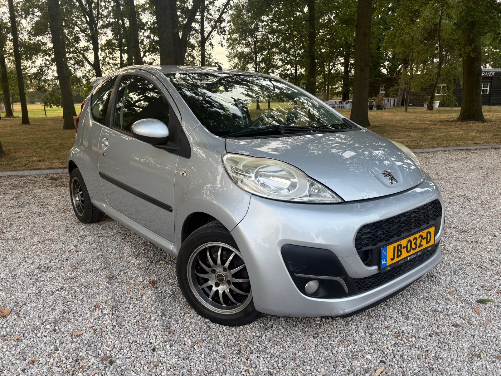 Peugeot 107 1.0 12V E-vti 68PK 3DR 2012 Grijs, Voorwielaandrijving, Stof, Zwart, 4 stoelen