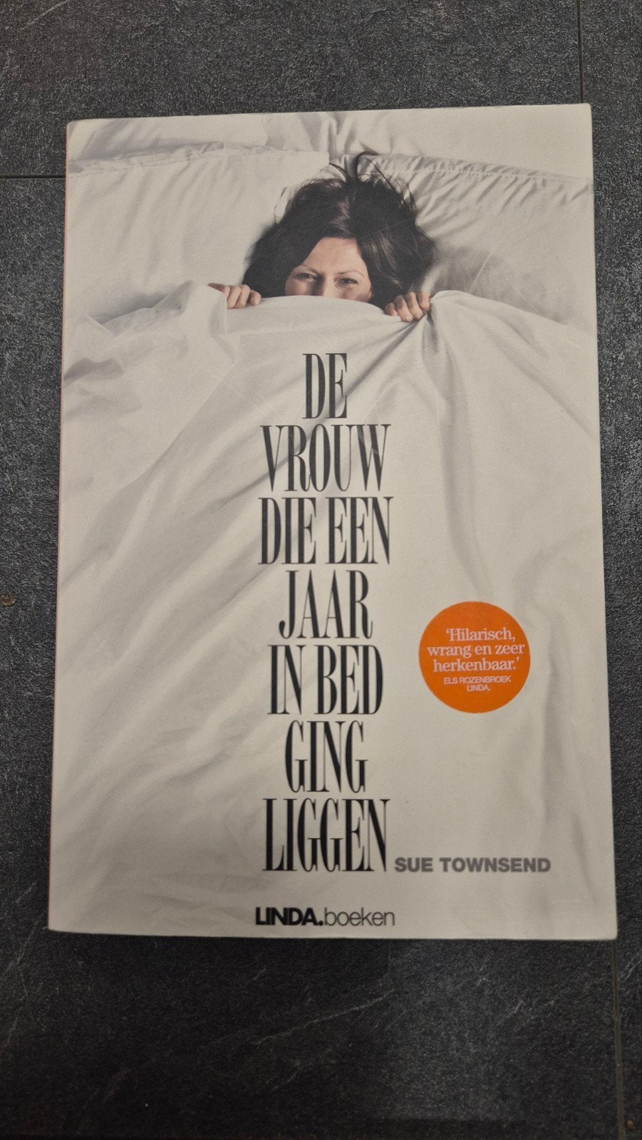 Sue Townsend - De vrouw die een jaar in bed ging liggen, Boeken, Zo goed als nieuw, Nederland, Sue Townsend, Ophalen of Verzenden