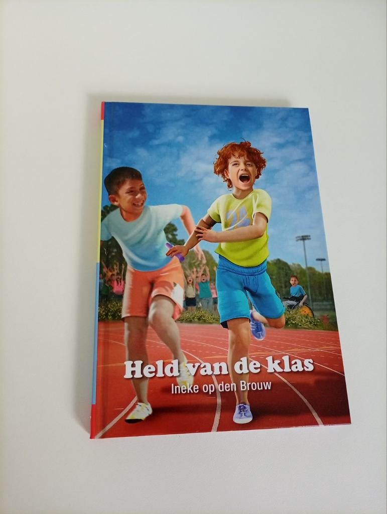 Boek Held van de klas - Ineke op den Brouw, Boeken, Kinderboeken | Jeugd | onder 10 jaar, Zo goed als nieuw, Fictie algemeen, Ophalen of Verzenden
