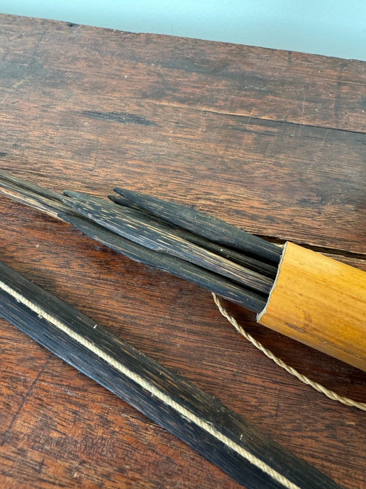 Antieke Keris met schede en blaaspijp met pijlen, Antiek en Kunst, Hout, Handgemaakt, Ophalen of Verzenden, Indonesië