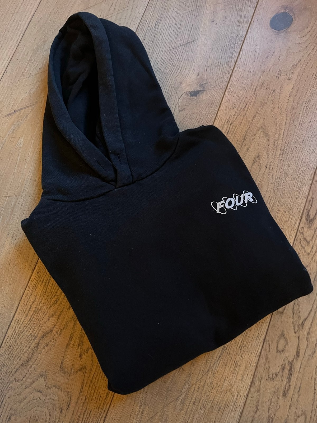 Zwarte FOUR hoodie maat 16 jaar met kleine gaatjes, Kinderen en Baby's, Ophalen of Verzenden, Gebruikt, Jongen of Meisje, Trui of Vest