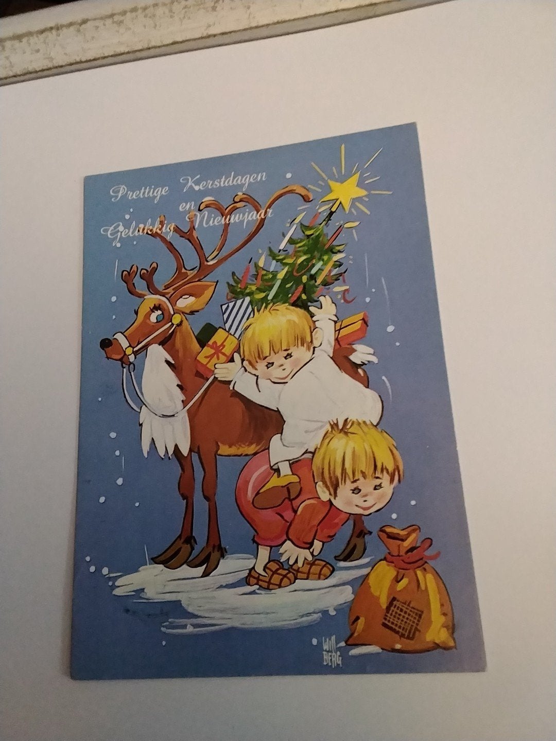Vintage Kerstkaart met rendier en kinderen - Will Berg, Ophalen of Verzenden