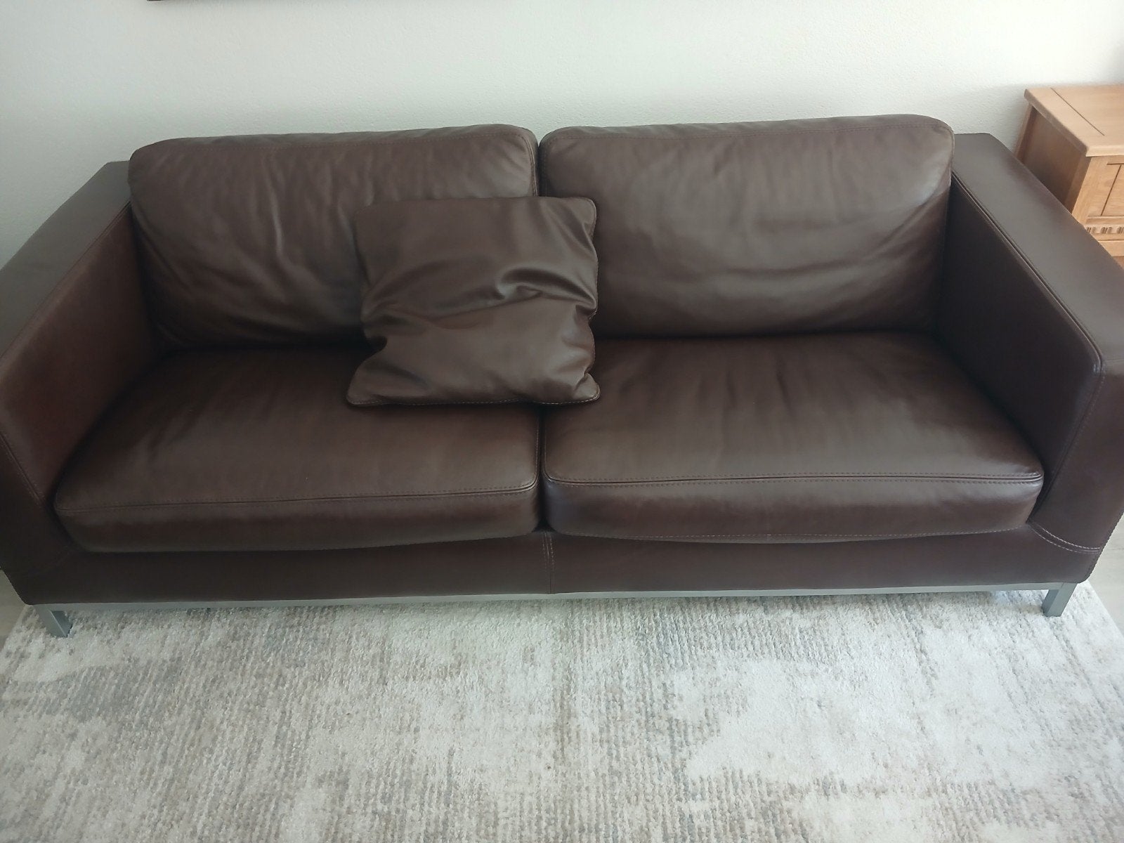 mooie bruine leren bank met zilveren onderkant merk machalke, Ophalen, Gebruikt, 75 tot 100 cm, 200 tot 250 cm