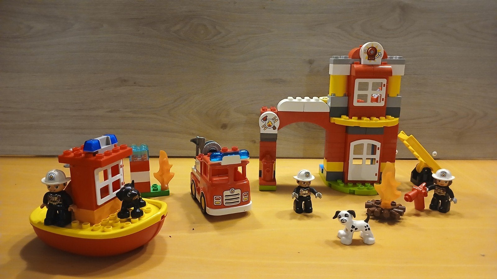 Duplo 10903 Brandweerkazerne met 10591 Brandweerboot, Ophalen of Verzenden, Zo goed als nieuw, Complete set, Duplo