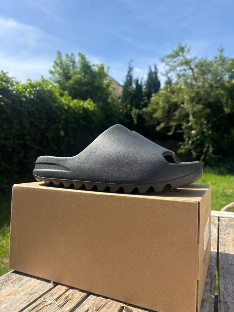 Adidas Original Yeezy Slide Onyx - Maat 44.5, Ophalen of Verzenden, Nieuw, Zwart, Slippers