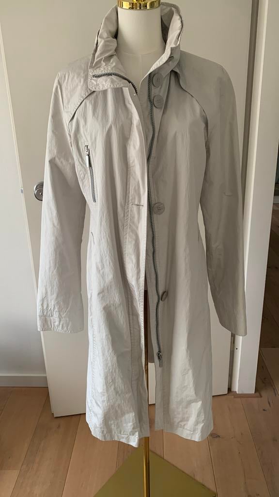 Zilver-grijze trebchcoat van Milo. Maat 36, Kleding | Dames, Ophalen of Verzenden, Zo goed als nieuw, Maat 36 (S), Grijs