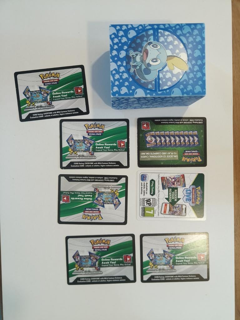 Pokémon opbergdoosje met 7 ongebruikte online game kaarten, Ophalen of Verzenden