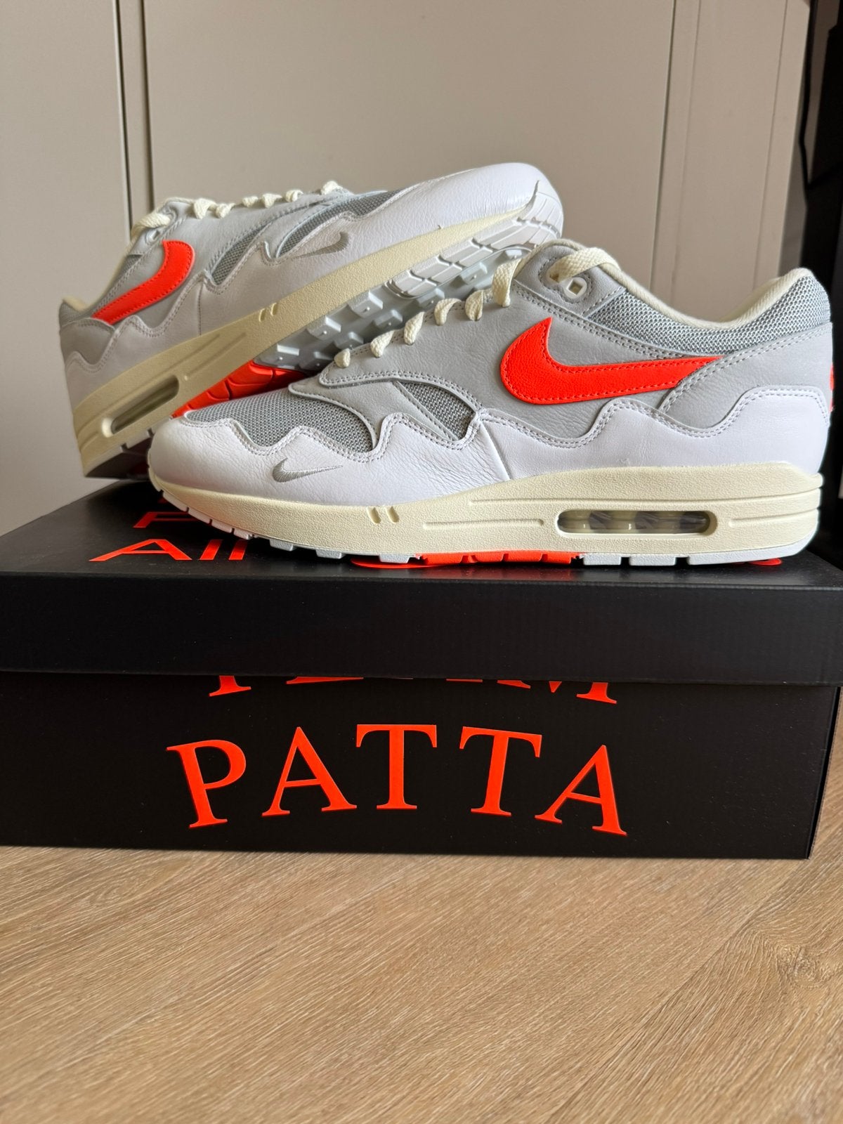 NIEUW: Nike Air Max 1 Patta Waves White Hyper Crimson 47,5, Kleding | Heren, Schoenen, Ophalen, Nieuw, Wit