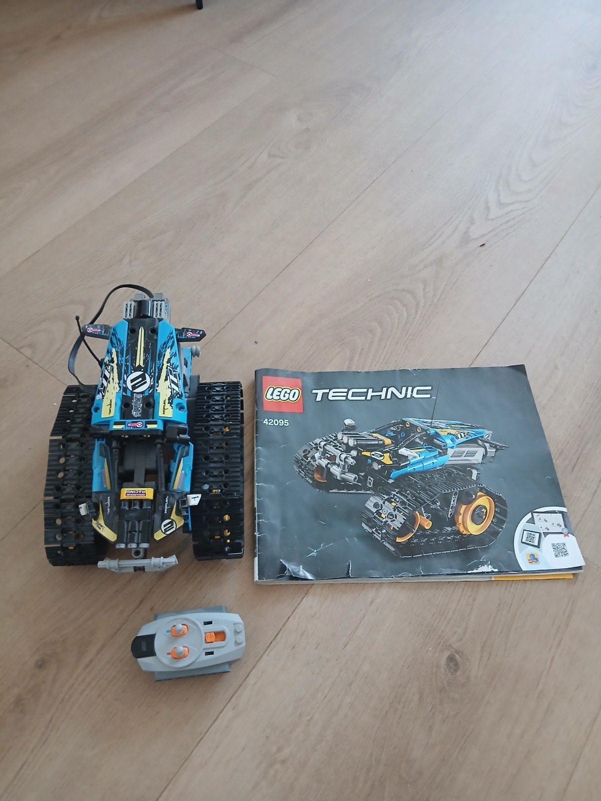 LEGO Technic 42095 RC Stunt Racer met afstandsbediening, Ophalen