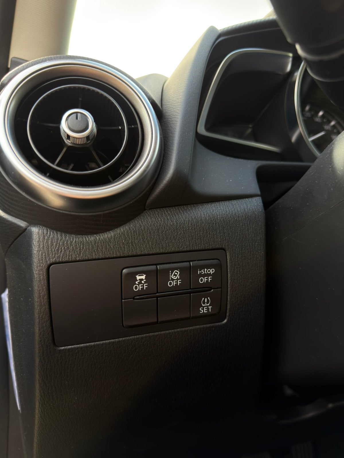 Foto 11 van Mazda 2 1.5 Skyactiv-G Luxury (Modeljaar 2022) – Topstaat