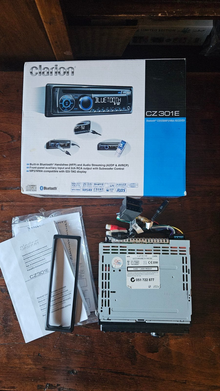 Clarion CZ301E Bluetooth CD/MP3/WMA Autoradio, Ophalen of Verzenden, Zo goed als nieuw
