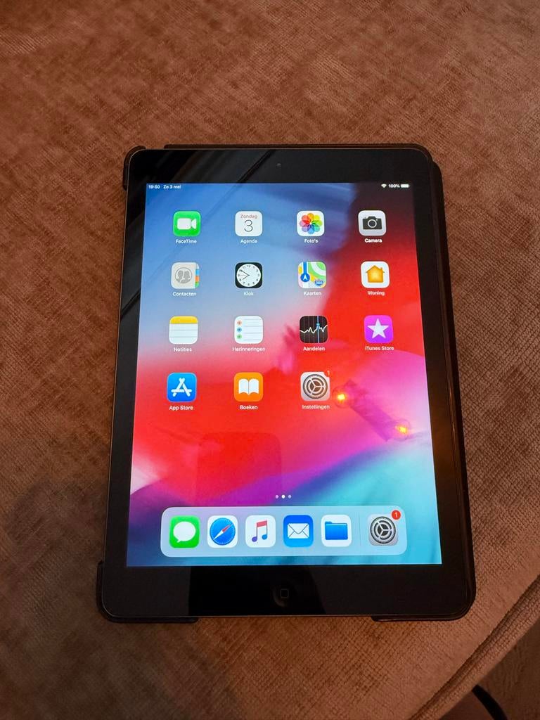 Apple iPad air, Computers en Software, Apple iPads, Ophalen of Verzenden, Zo goed als nieuw, Grijs, 7 inch of minder
