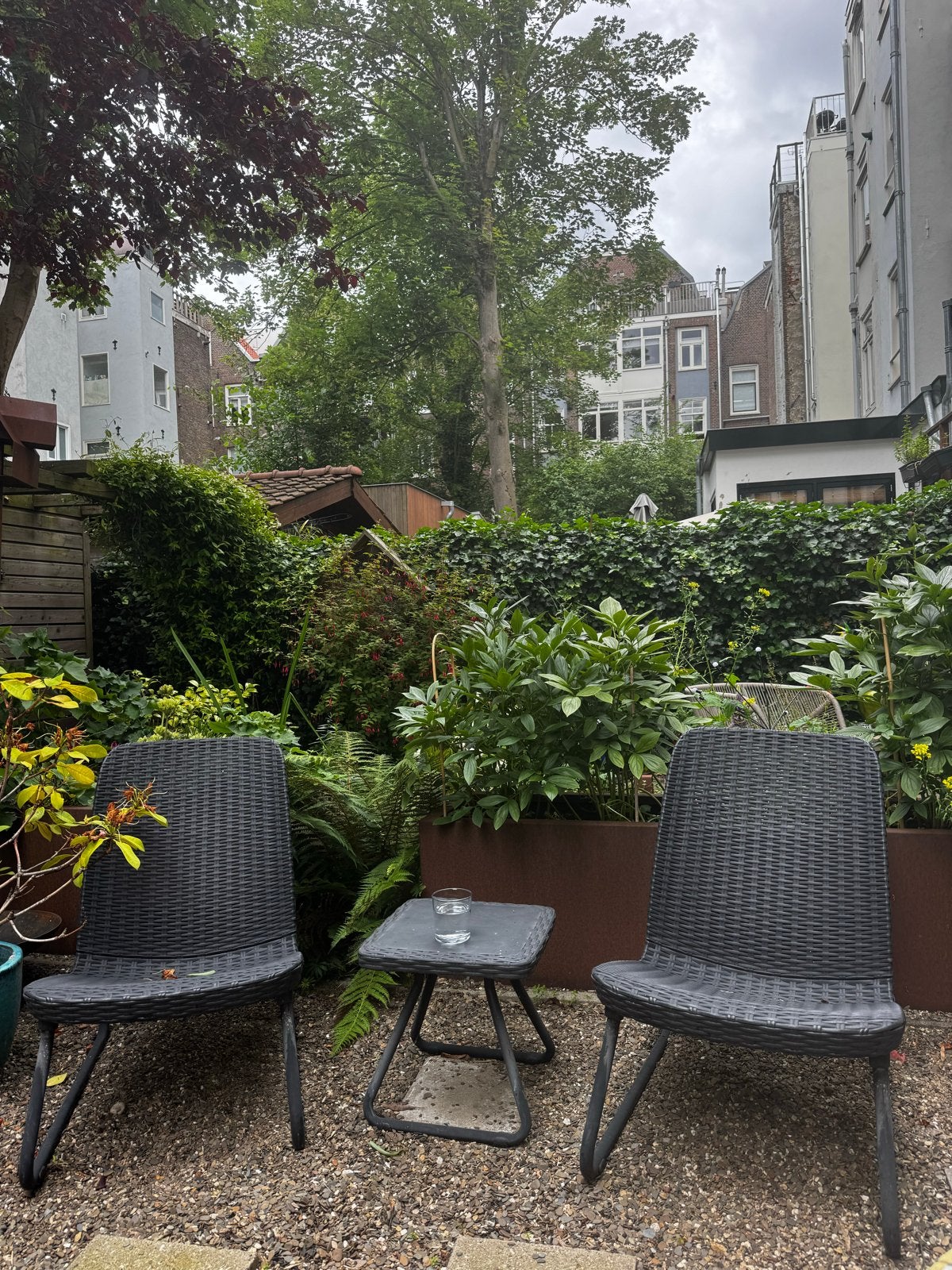 Leuke buiten set: 2 stoelen en tafeltje - Pijp Amsterdam, Kunststof, Gebruikt, Stoel, Tuinset