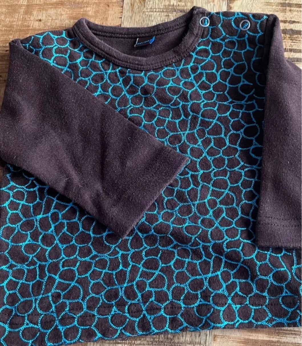 Mooi bruin shirtje met blauw patroon, maat 62/68, Kinderen en Baby's, Ophalen of Verzenden, Gebruikt, Jongetje of Meisje, Shirtje of Longsleeve