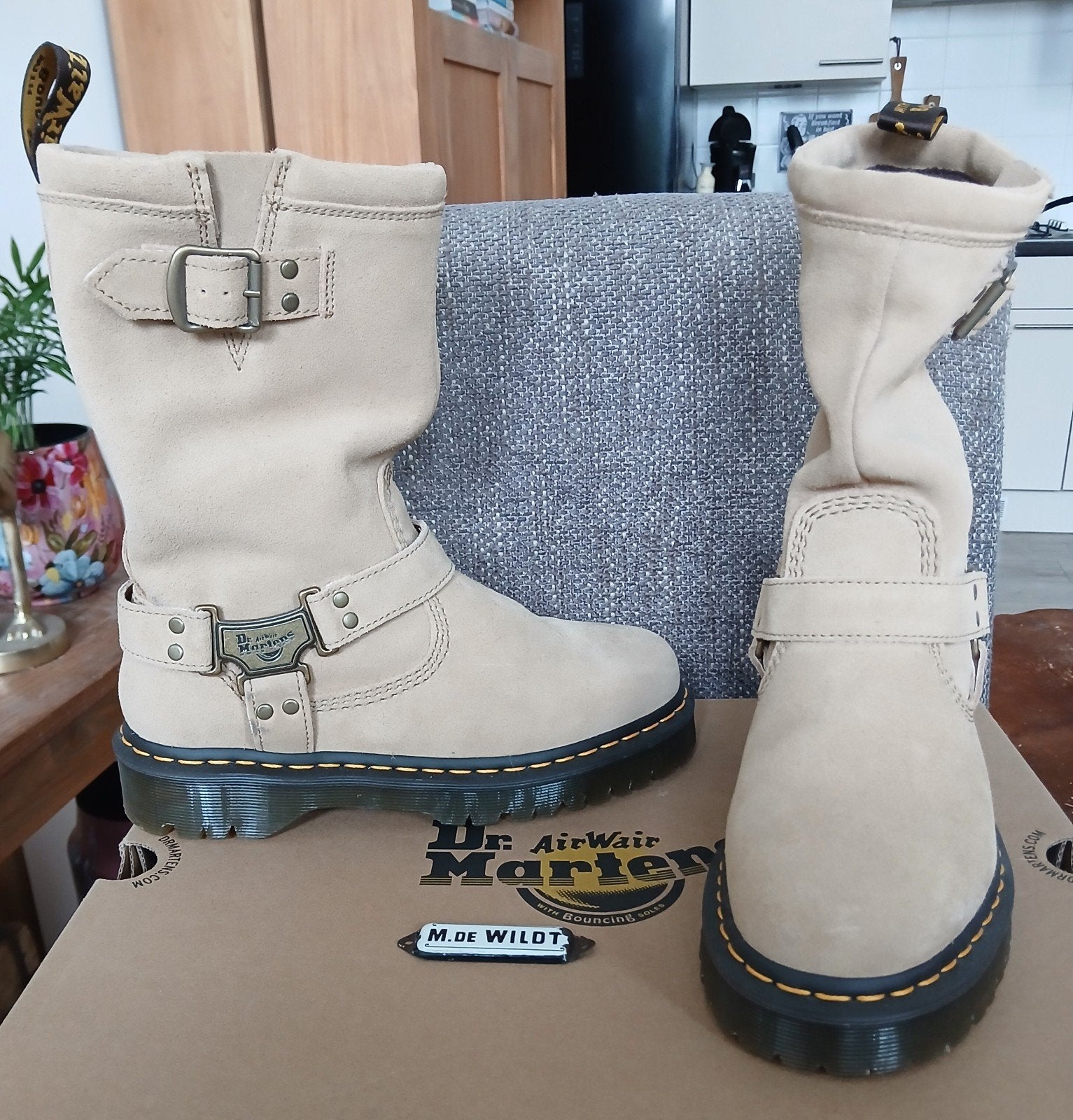 Nieuw: dr. Martens 40 Anistone Hi - beige suede laarzen, Hoge laarzen, Beige, Nieuw, Ophalen of Verzenden