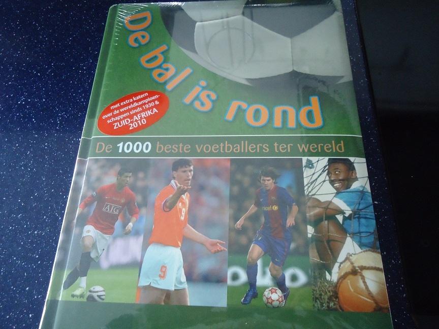 de bal is rond, de 1000 beste voetballers ter wereld, Ophalen of Verzenden, Nieuw, Balsport