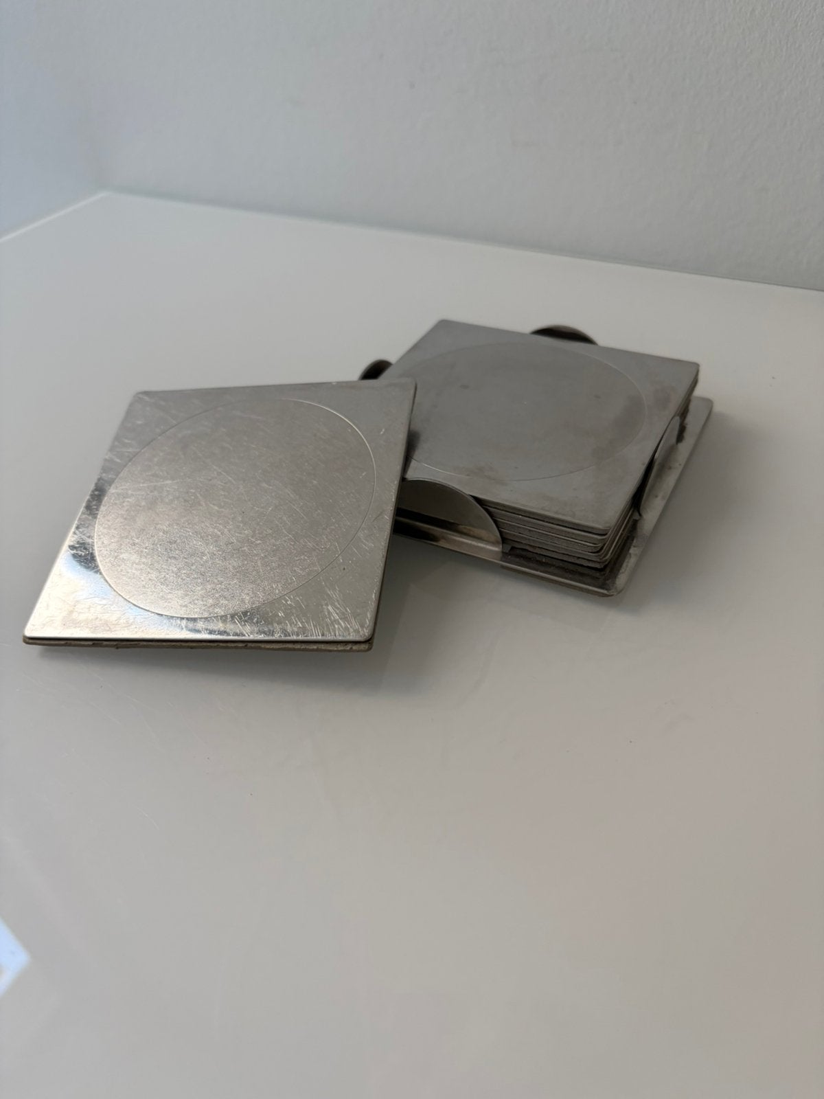 Ikea Groggy onderzetters (6 stuks) in houder, Huis en Inrichting, Woonaccessoires | Onderzetters, Gebruikt, Glasonderzetter, Metaal