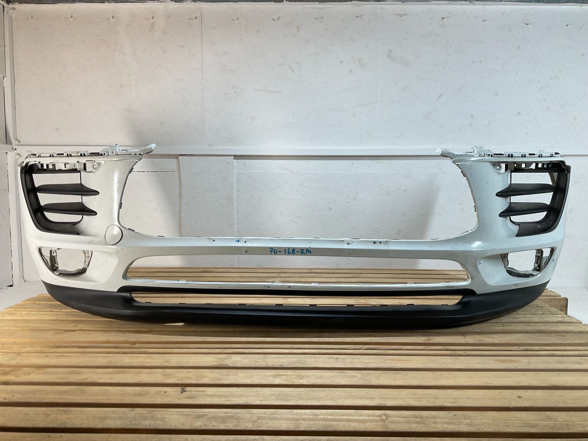 Bumper Porsche Macan 95B 95B807221A Voorbumper PO-168-RM, Gebruikt, Voor, Porscheplatz 1
70435  Stuttgart, DE, Porsche
