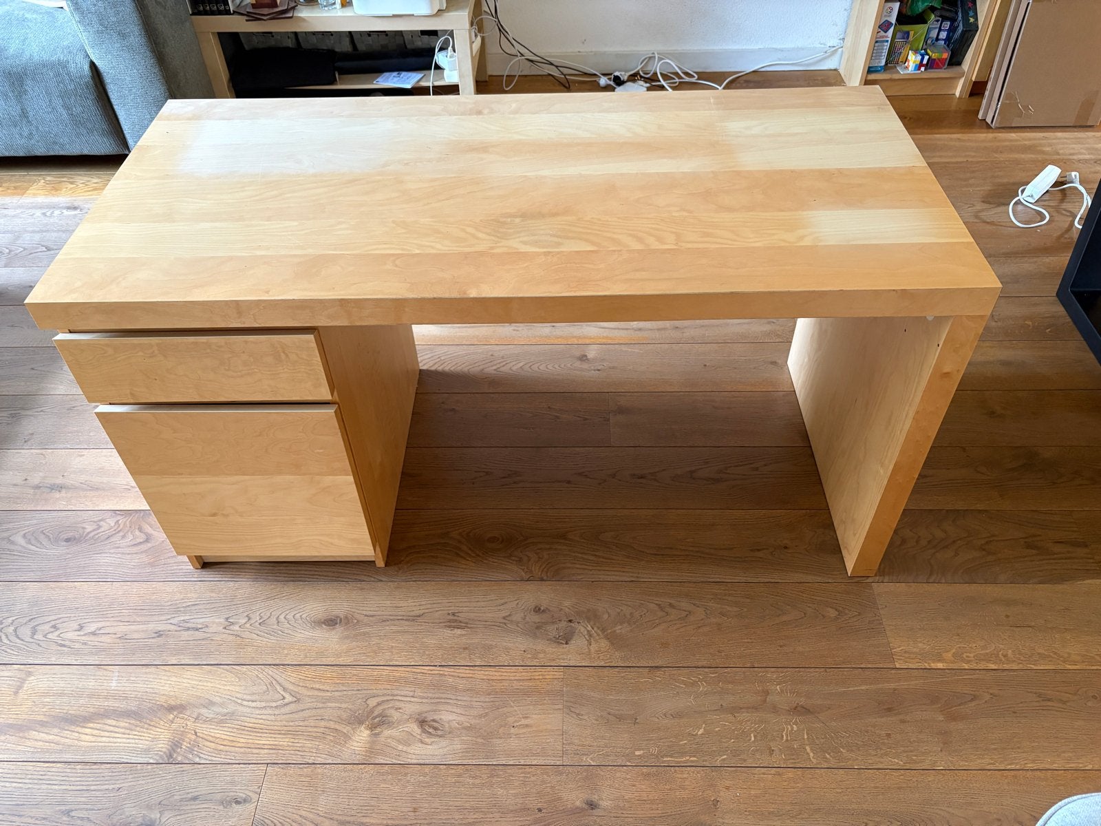 Houten bureau met lades en opbergruimte (malm -ikea), Ophalen, Gebruikt, Computerbureau, Beige